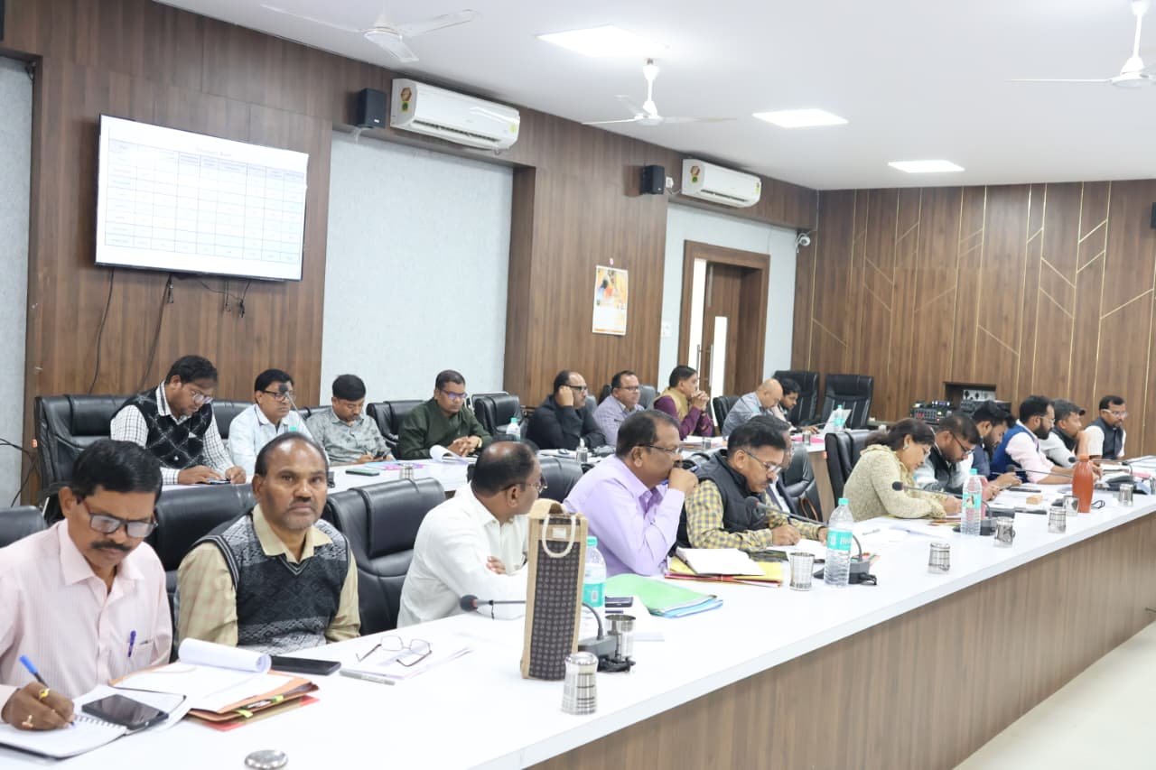 कलेक्टर  संबित मिश्रा ने ली साप्ताहिक समय-सीमा बैठक, विभिन्न योजनाओं की प्रगति की समीक्षा