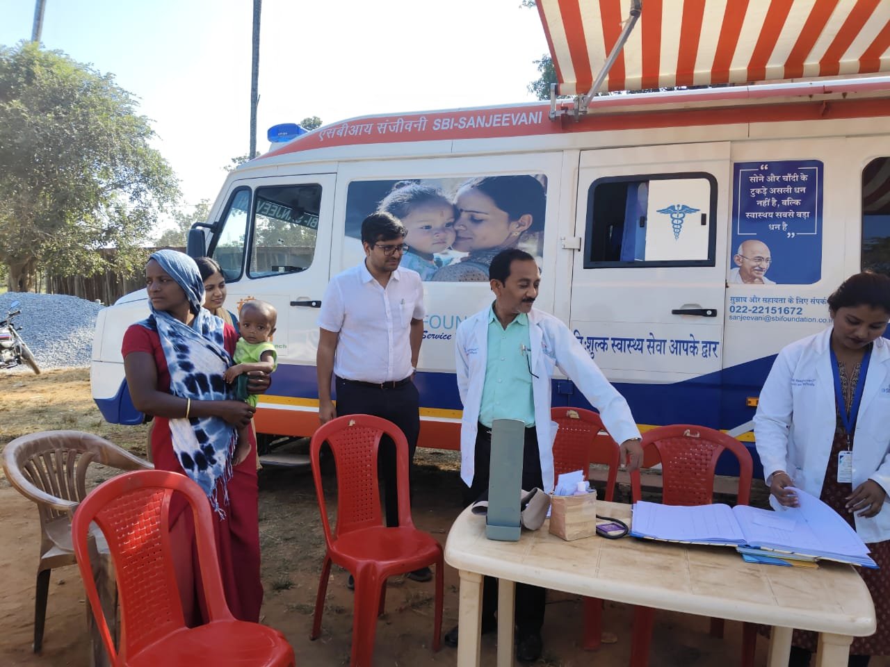 ग्राम पालनार में एसबीआई संजीवनी मोबाइल मेडिकल यूनिट का कलेक्टर ने किया निरीक्षण