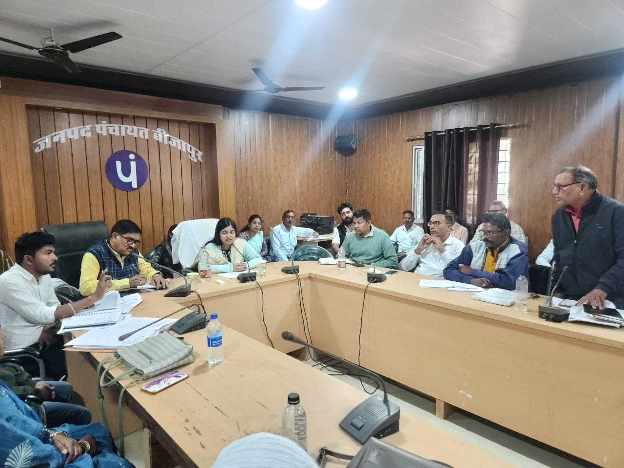 जिला पंचायत सीईओ ने सरपंच-सचिवों की बैठक लेकर योजनाओं की प्रगति की समीक्षा