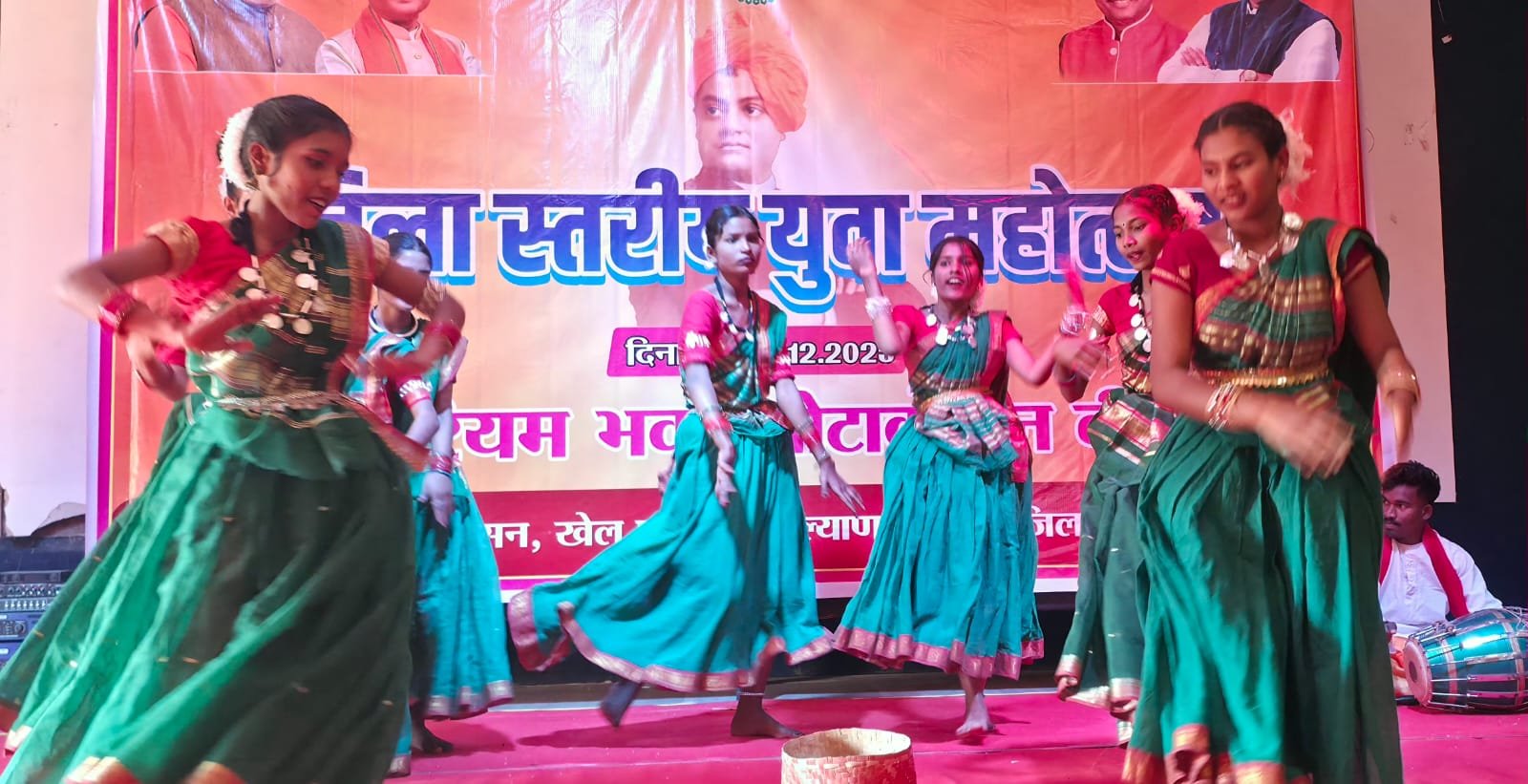 जिला स्तरीय युवा महोत्सव में युवाओं ने दिखाई प्रतिभा  10 विधाओं में 200 प्रतिभागी हुए शामिल  जिला खेल आधिकारी ने विजेताओं को किया पुरस्कृत