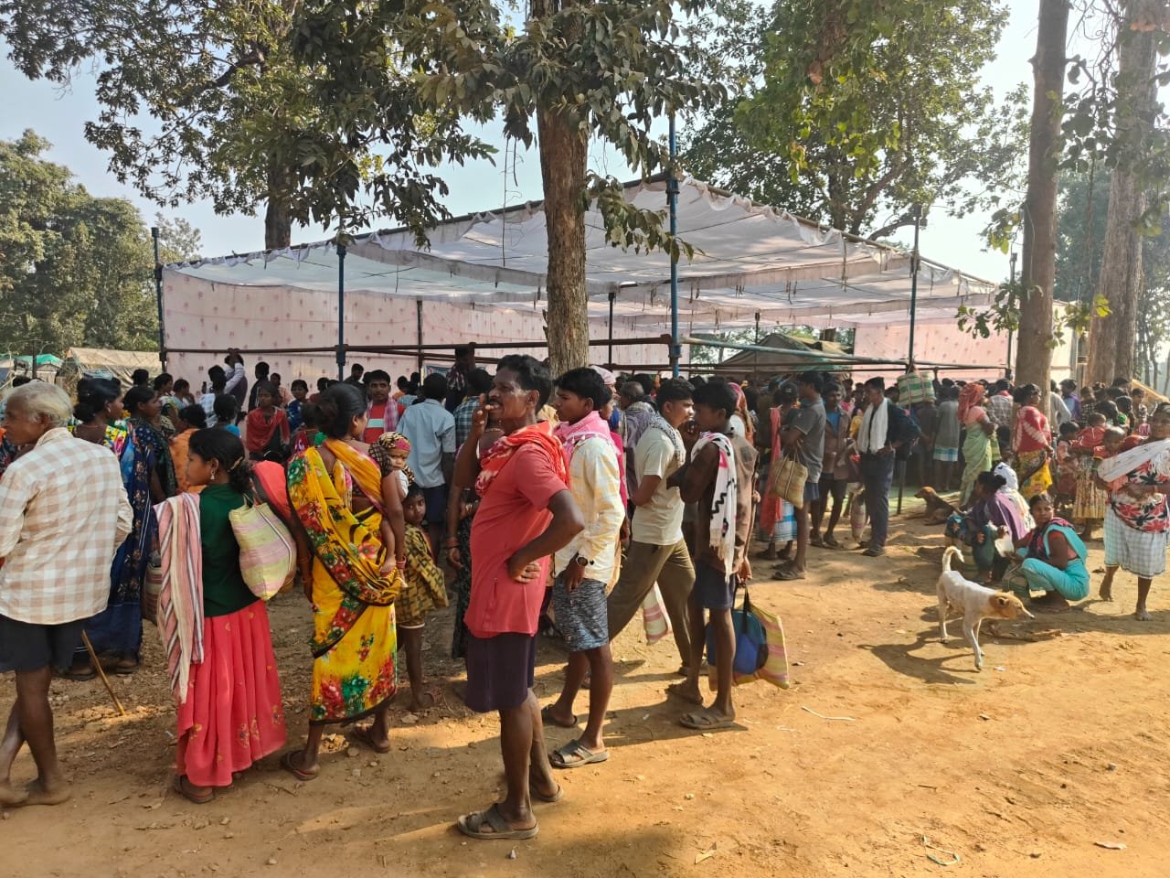 नियद नेल्लानार योजना से ग्रामीणों में जगी विकास की उम्मीद  योजनाओं का लाभ लेने शिविरों में पहुंचने लगे ग्रामीण