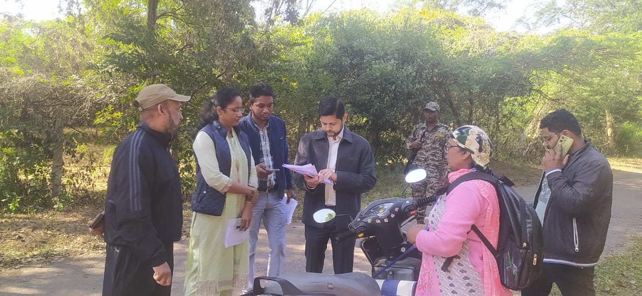 भिलाई नगर विधानसभा में विशेष गहन पुनरीक्षण का कलेक्टर  सिंह ने किया निरीक्षण