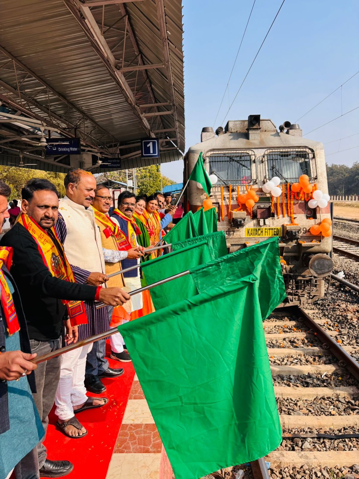 मुख्यमंत्री तीर्थ दर्शन योजना के तहत सरगुजा जिले के 207 श्रद्धालु विशेष ट्रेन से मथुरा-वृन्दावन रवाना