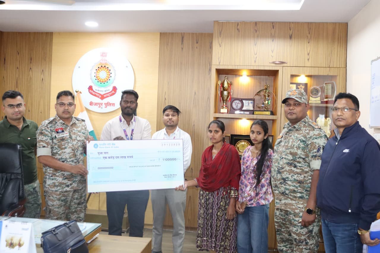 शहीद जवान के पत्नी को 1 करोड़ 10 लाख रूपये की चेक प्रदान की गई