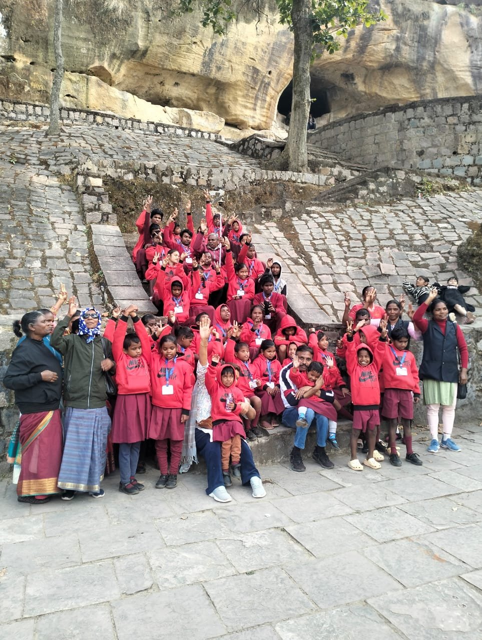 दृष्टि बाधित विद्यार्थियों के लिए सुखद अनुभूति से भरा रामगढ़ और सैनिक स्कूल का शैक्षणिक भ्रमण