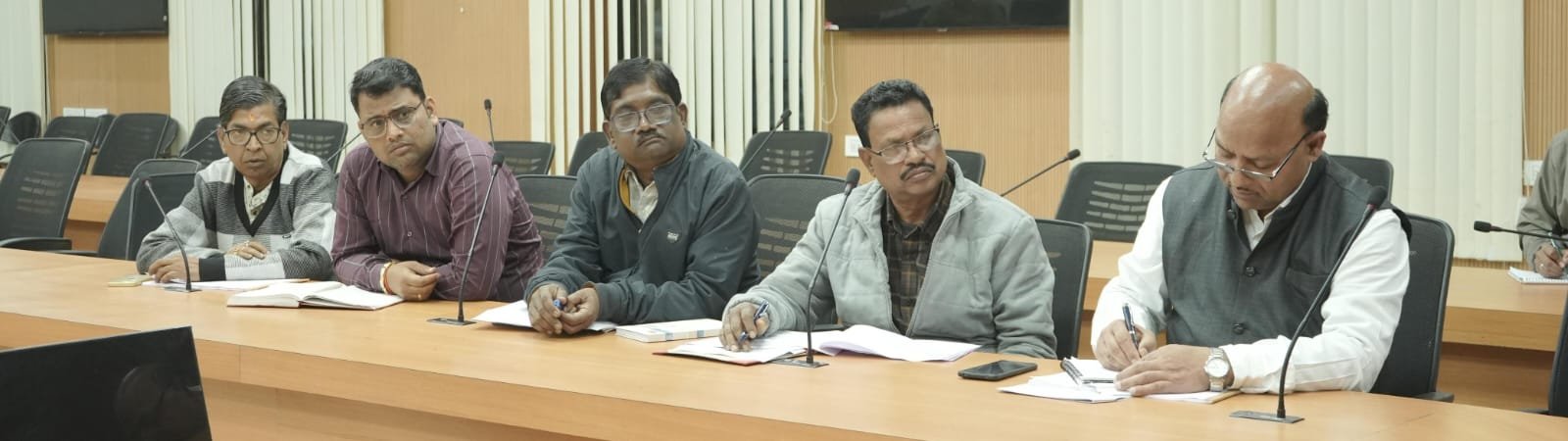 कलेक्टर ने ली निर्माण विभागों की समीक्षा बैठक