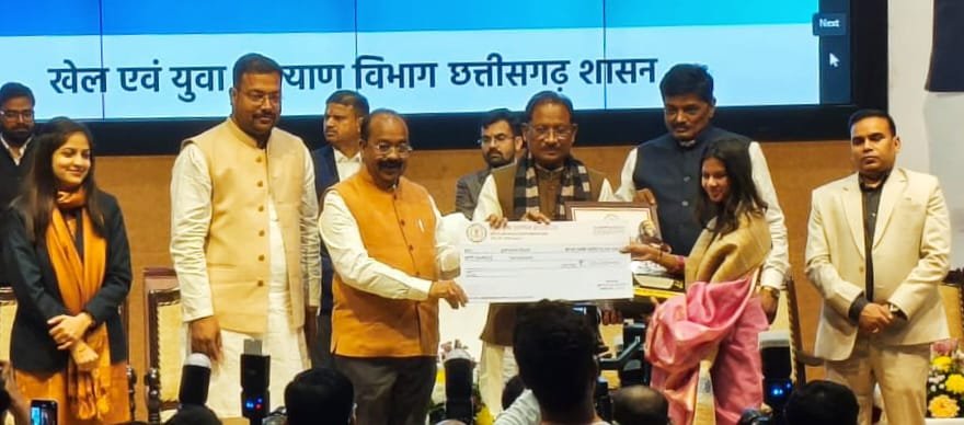 महासमुंद की बेटी मृणाल विदानी को नवाचार के लिए युवा रत्न सम्मान से मुख्यमंत्री ने किया पुरस्कृत