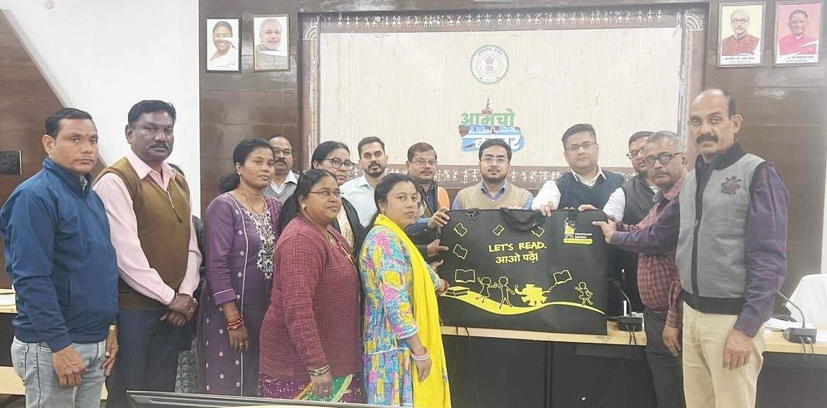 बस्तर में शिक्षा की नई अलख पढ़ेसे बस्तर अभियान से बच्चों को मिल रही मिनी लाइब्रेरी की सौगात