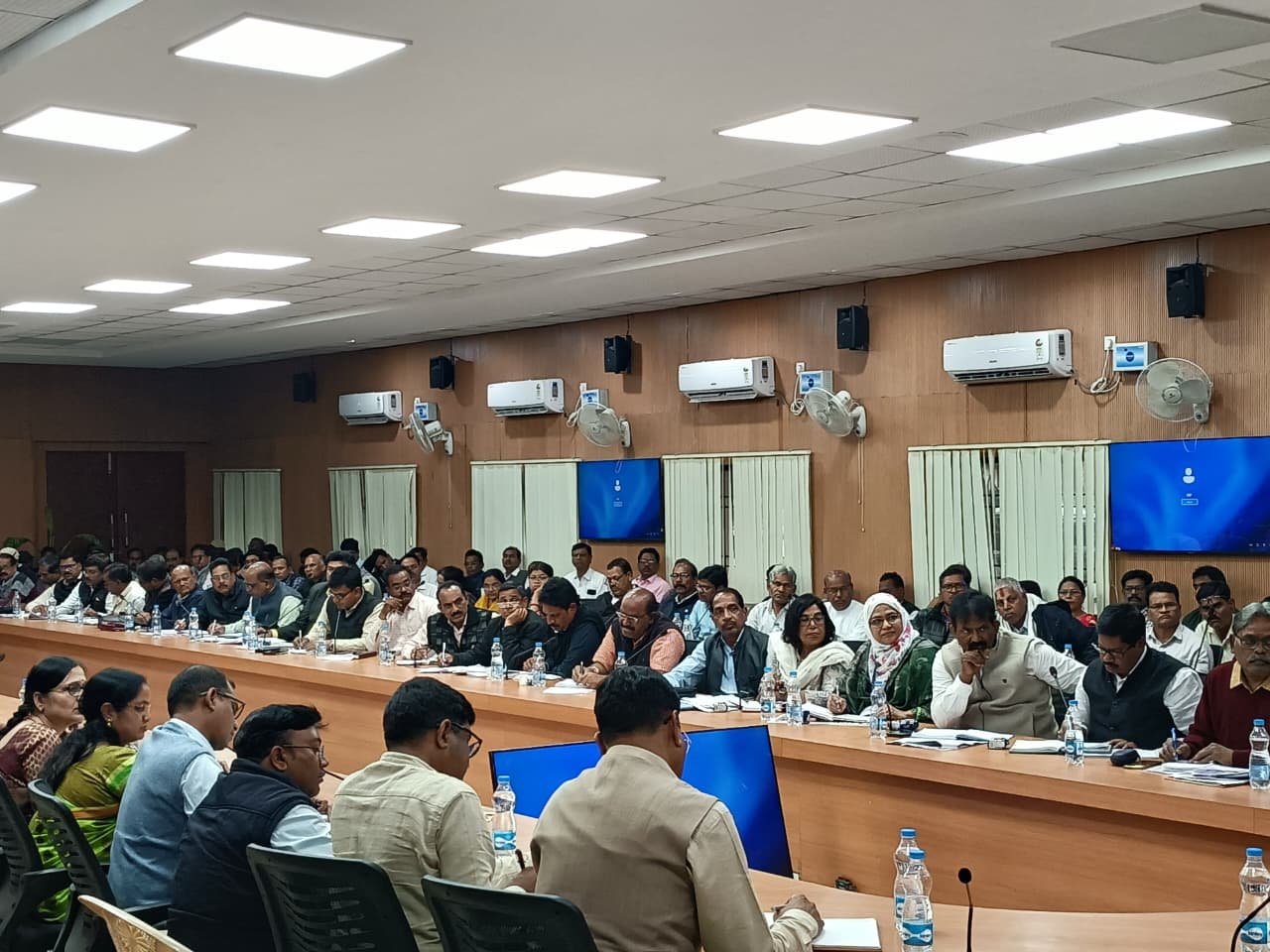 कलेक्टर की अध्यक्षता में शिक्षा विभाग की समीक्षा बैठक आयोजित