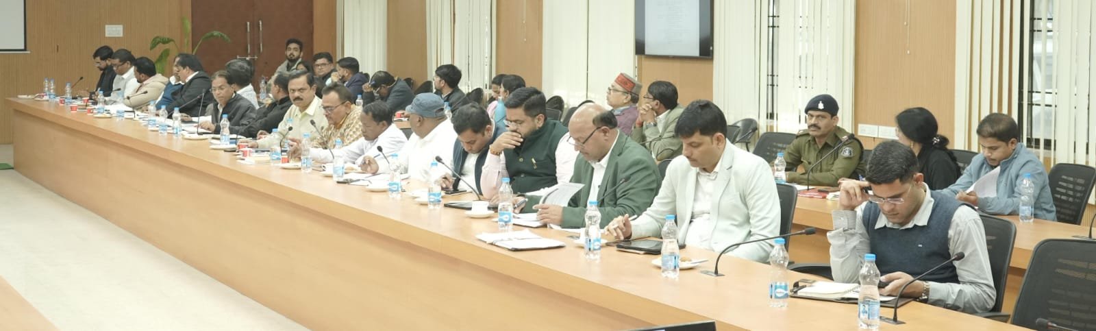 कलेक्टर की अध्यक्षता में जिला स्तरीय सड़क सुरक्षा समिति की बैठक हुई आयोजित