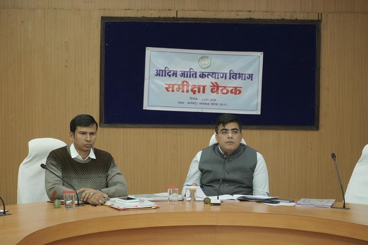 कलेक्टर   दुदावत ने आदिम जाति कल्याण विभाग की ली समीक्षा बैठक  शैक्षणिक गुणवत्ता और अधोसंरचना पर दिया विशेष जोर