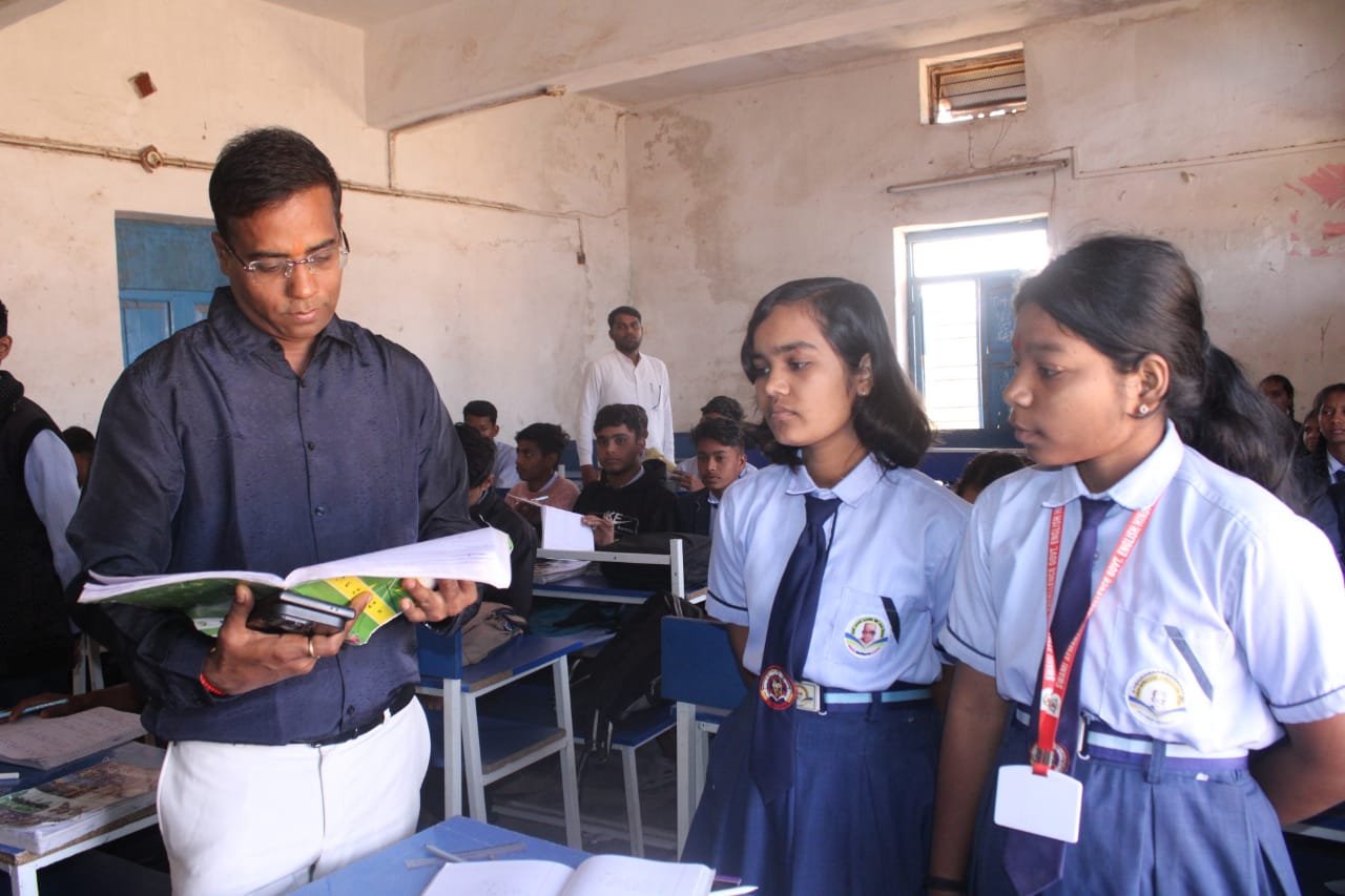 कलेक्टर डॉ. कन्नौजे ने भटगांव और बेलटिकरी के हाईस्कूल और हायर सेकेंडरी स्कूल का किया निरीक्षण