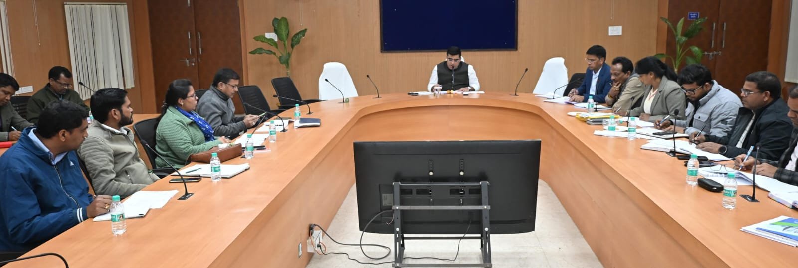 मॉर्निंग विजिट करने के साथ शहरों को स्वच्छ बनाएंः कलेक्टर सम्पत्ति कर वसूली, डोर-टू-डोर कचरा कलेक्शन को बढ़ाने के निर्देश