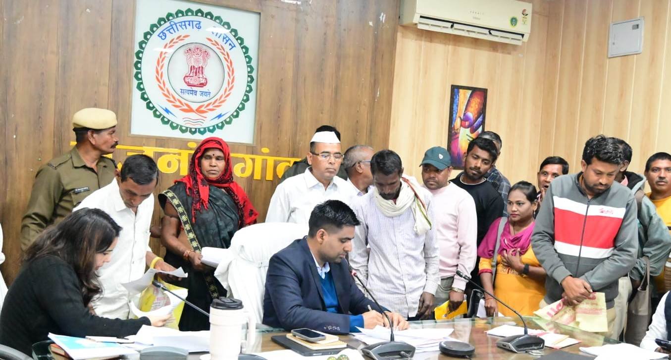 कलेक्टर ने जनदर्शन में पहुंचे जनसामान्य की समस्याओं को संवेदनशीलतापूर्वक सुना