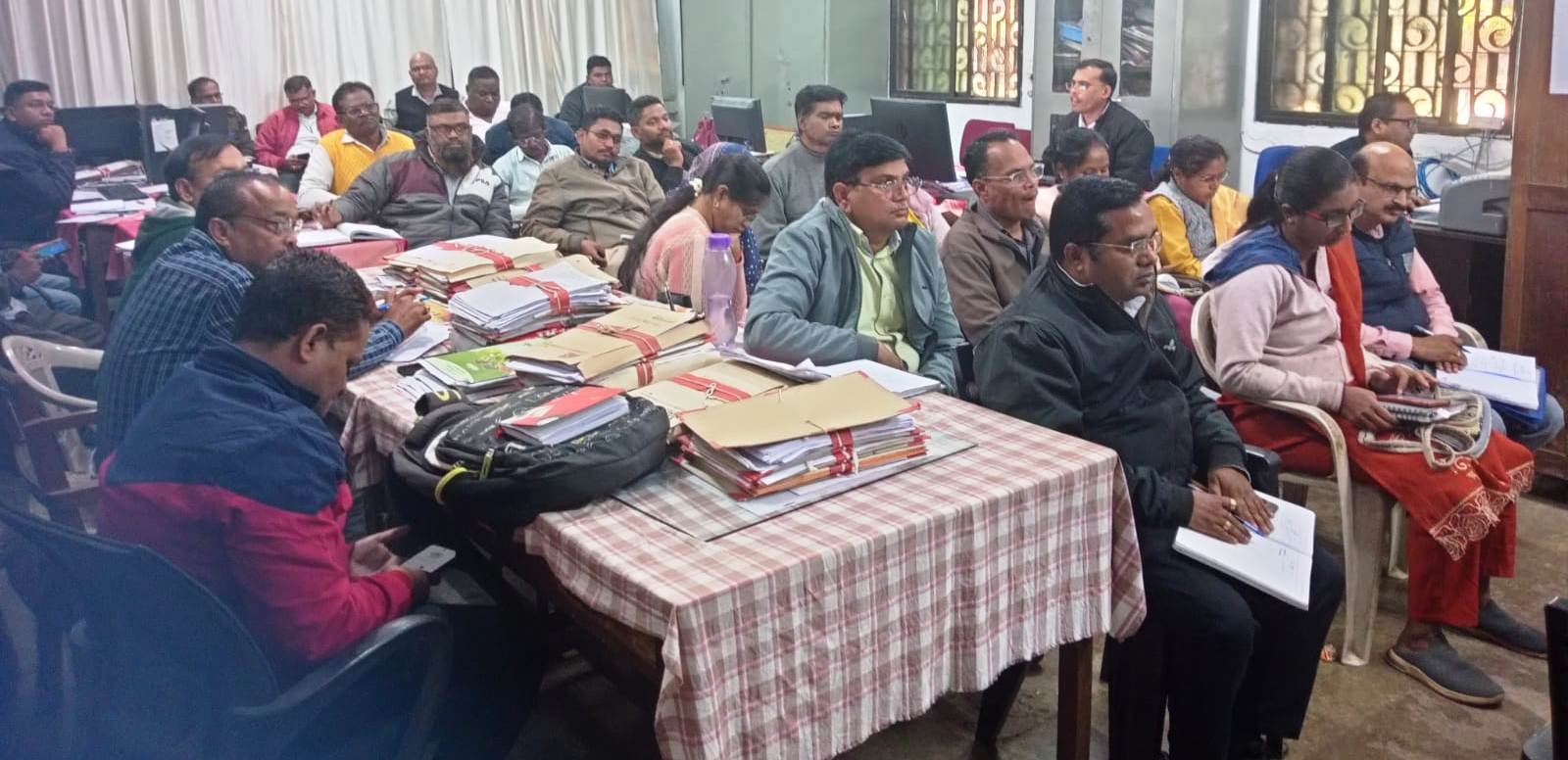 अपर कलेक्टर  सीएल मारकण्डेय की अध्यक्षता में राजस्व निरीक्षकों की मासिक समीक्षा बैठक संपन्न