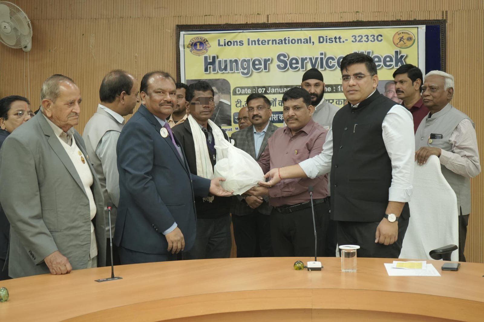 टीबी उन्मूलन की दिशा में जिला प्रशासन के अभियान में लॉयन्स क्लब की सहभागिता कलेक्टर श्री कुणाल दुदावत ने मरीजों को बांटी पोषण किट