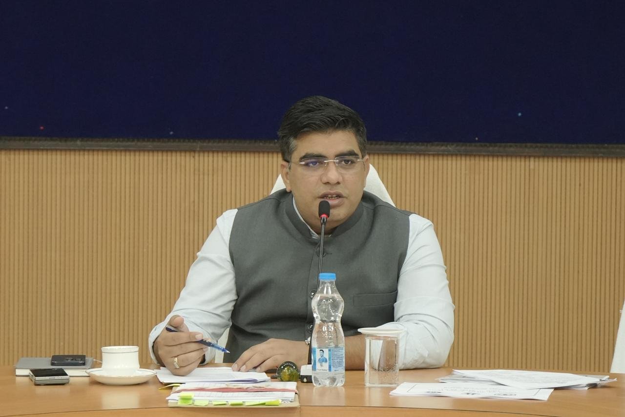 कलेक्टर  कुणाल दुदावत की अध्यक्षता में समय-सीमा बैठक हुई आयोजित जनहितकारी योजनाओं के प्रभावी क्रियान्वयन करें सुनिश्चितः- कलेक्टर