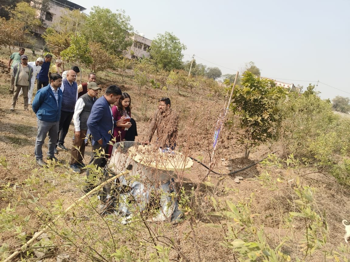 कलेक्टर ने ग्रामीण क्षेत्रों में जल संरक्षण की दिशा में मिशन जल रक्षा के तहत निर्मित जल संरचनाओं का किया गहन निरीक्षण