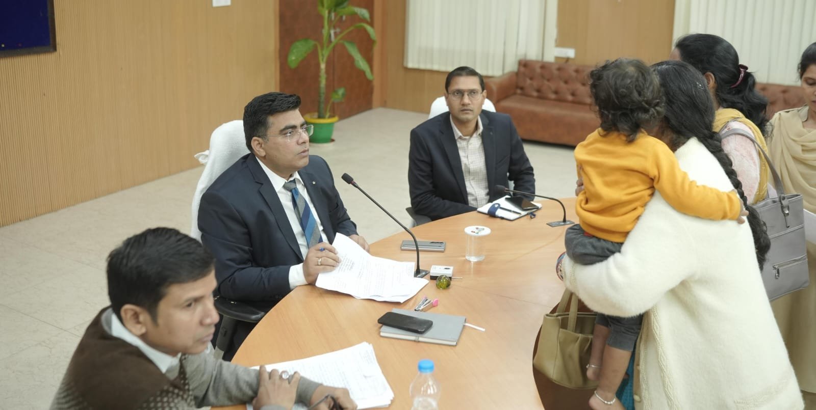 जनदर्शन में कलेक्टर ने सुनी आमजनों की समस्याएं, त्वरित राहत के दिए निर्देश धान विक्रय में आ रही समस्याओं का शीघ्र समाधान करें सुनिश्चित, किसानों को दिलाएं राहतः- कलेक्टर