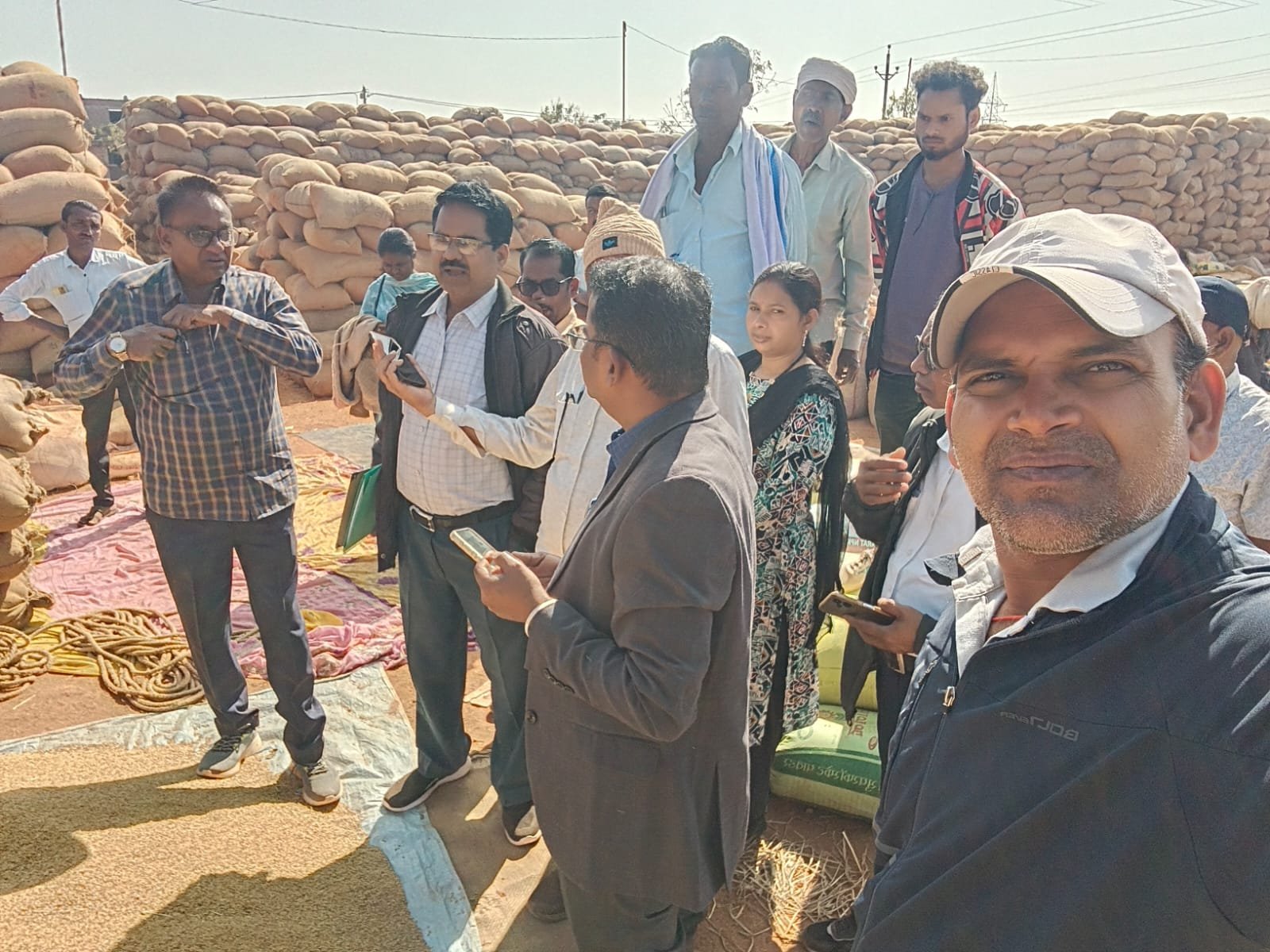 धमतरी जिले में समर्थन मूल्य पर धान उपार्जन सुचारु, पारदर्शी एवं सख्त निगरानी के साथ जारी