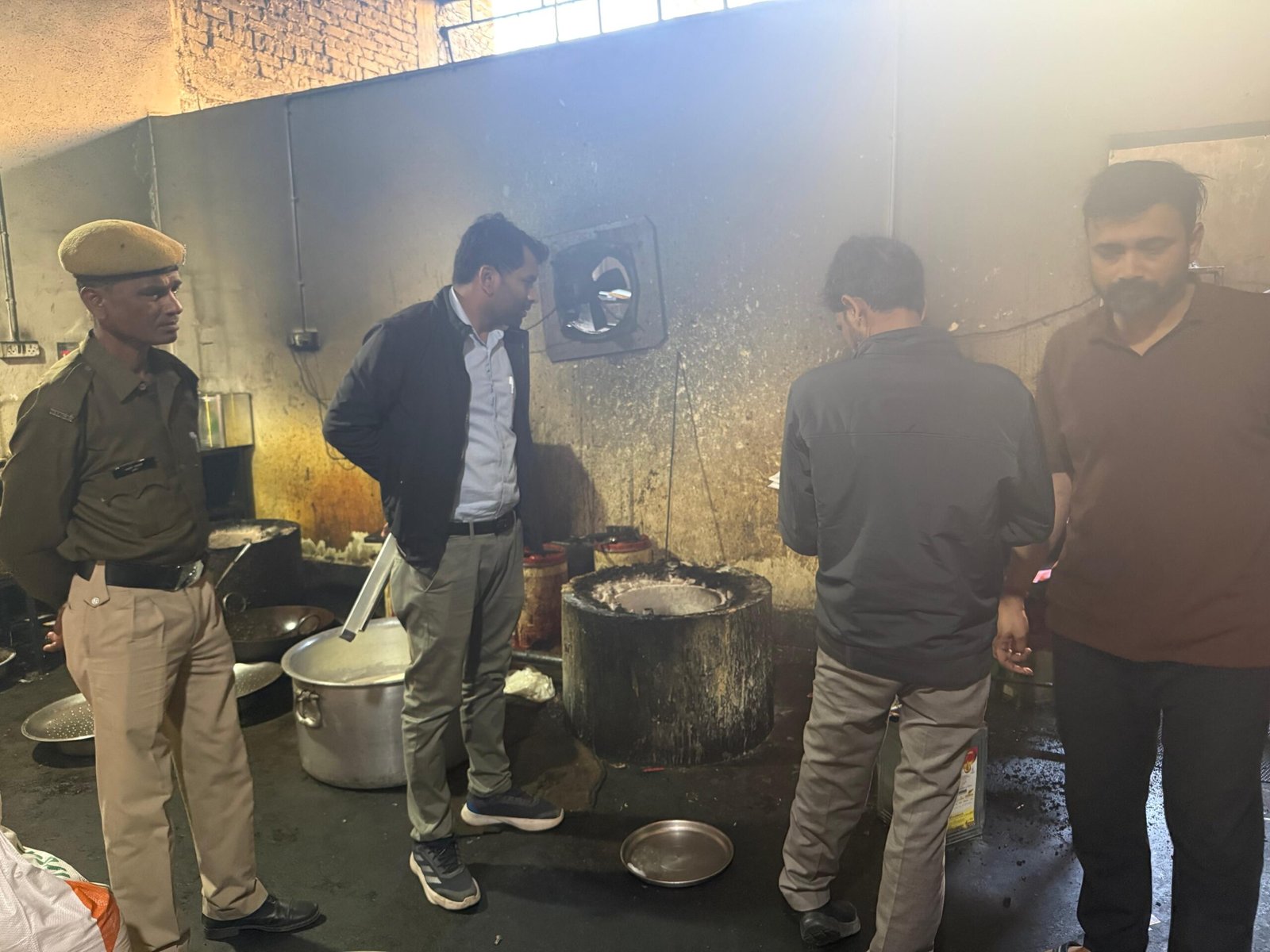 खाद्य प्रतिष्ठानों में तेल की गुणवत्ता एवं स्वच्छता की सघन जांच, हानिकारक तेल व खाद्य पदार्थ किया गया नष्ट