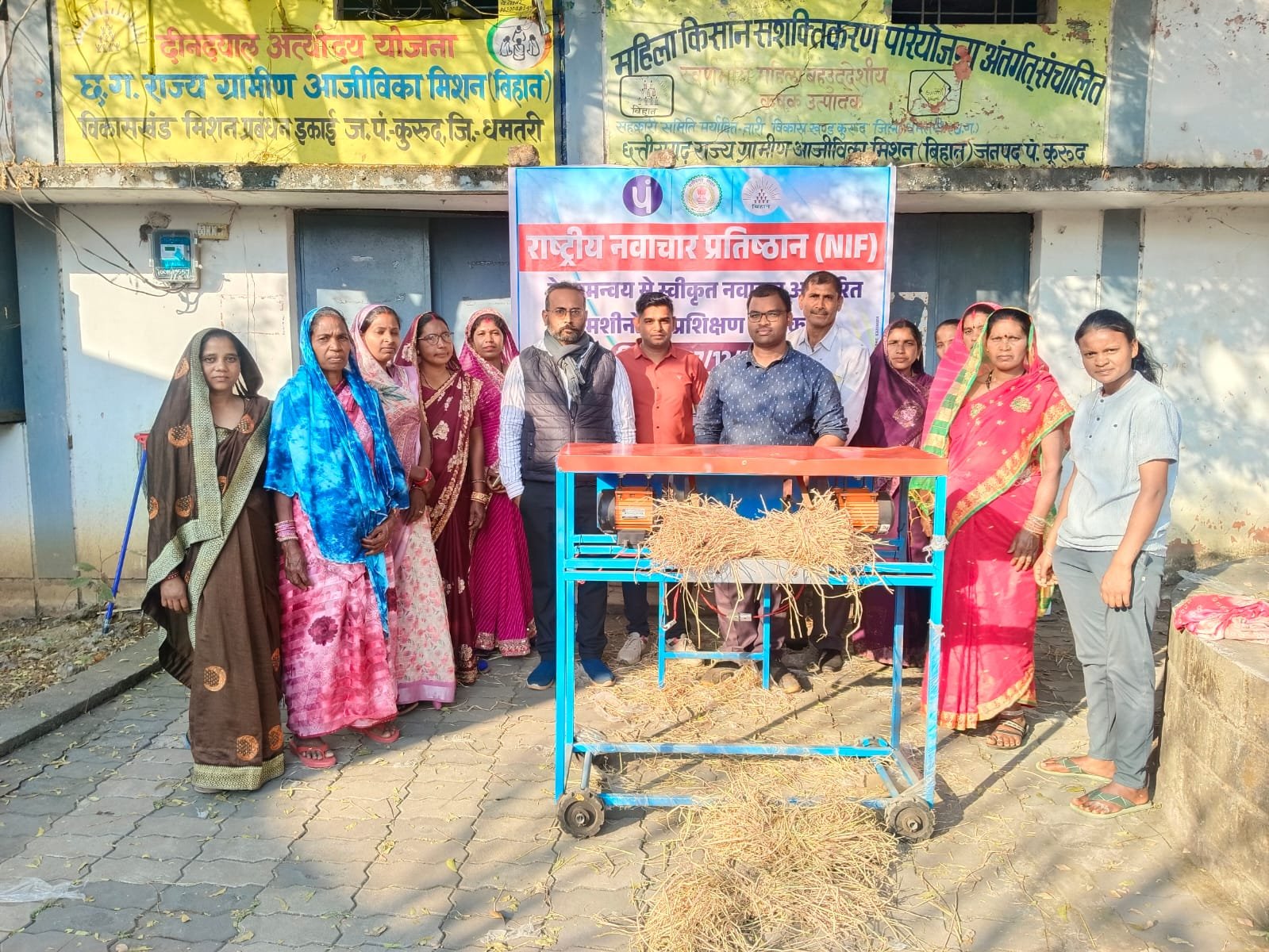 कुरूद व मगरलोड की महिला समूहों को मिली पैरा मशरूम कटिंग मशीन