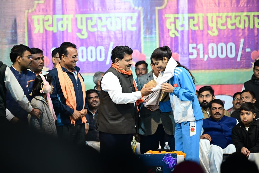 उपमुख्यमंत्री  विजय शर्मा ने साउथ एशियन बॉल बैडमिंटन चैंपियनशिप में स्वर्ण पदक जीतने वाली कवर्धा की बेटी रिया तिवारी का किया सम्मान