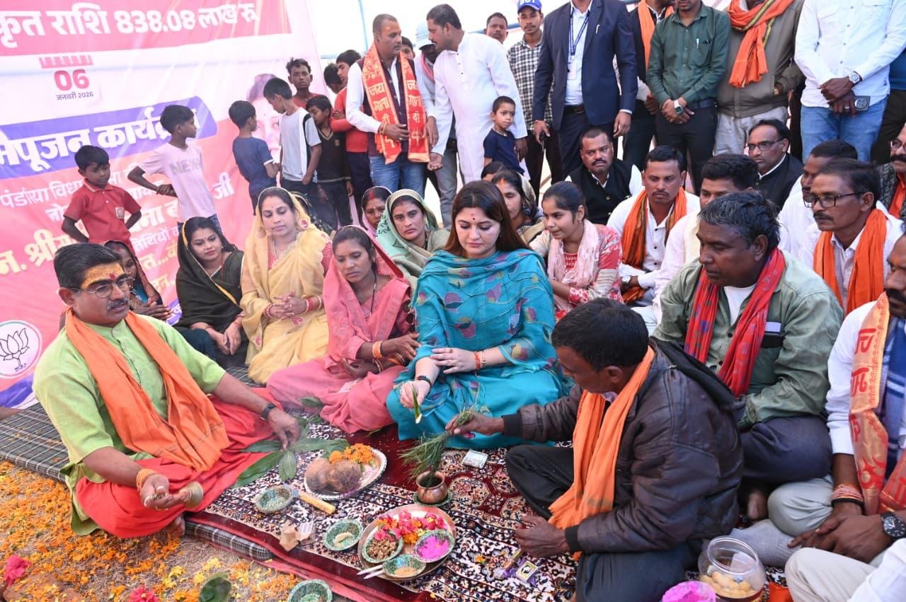 पंडरिया में गाँव-गाँव तक पहुँच रही पक्की सड़कें, विधायक भावना बोहरा ने 8.38 करोड़ रु.से अधिक के मेनरोड से उदका तक 14 किमी सड़क निर्माण कार्य का किया भूमिपूजन