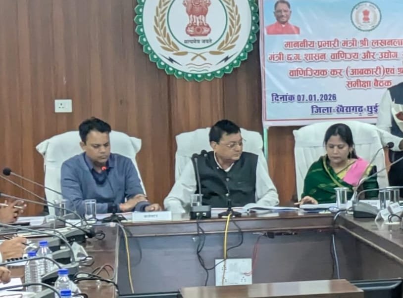 शासन की जनकल्याणकारी योजनाओं का जमीनी स्तर पर हो बेहतर क्रियान्वयन – प्रभारी मंत्री लखनलाल देवांगन