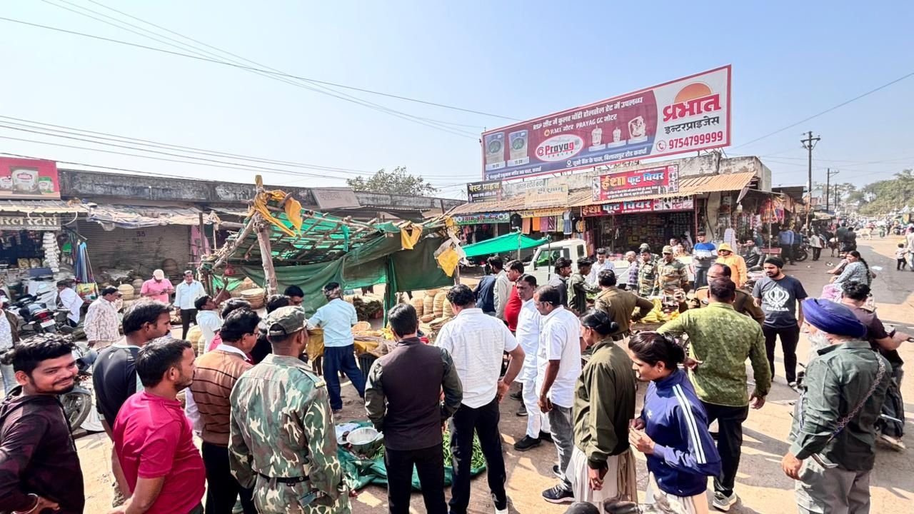 नवीन बाजार में अतिक्रमण पर नगर पालिका का बुलडोज़र एक्शन