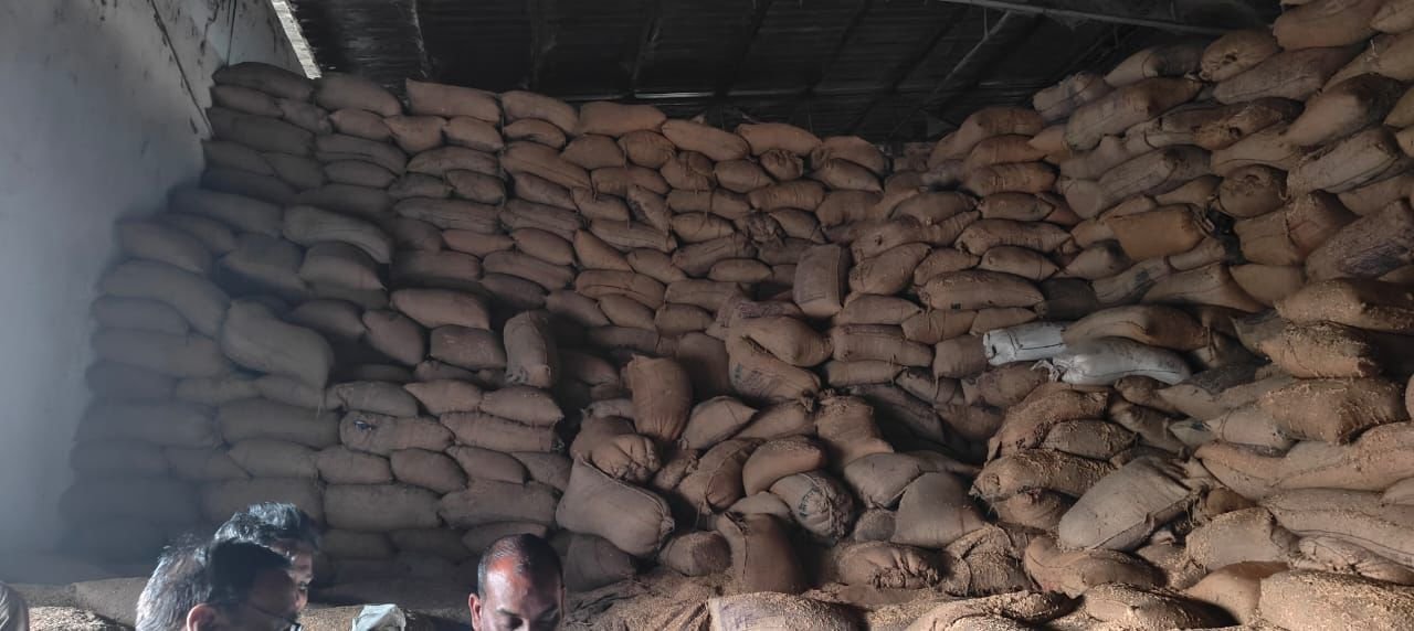 विकासखंड स्तरीय उड़नदस्ता दल की बड़ी कार्रवाई गजराज एग्रो इंडस्ट्रीज में धान–चावल की भारी कमी उजागर