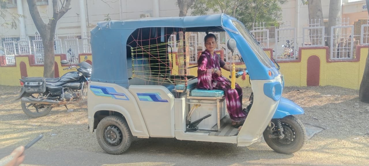 श्रम से स्वरोजगार की ओर: दीदी ई-रिक्शा योजना ने संवारी सुषमा सतनामी की जिंदगी”