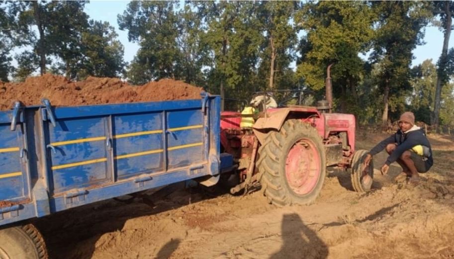 अवैध उत्खनन में संलिप्त 2 ट्रैक्टर जप्त