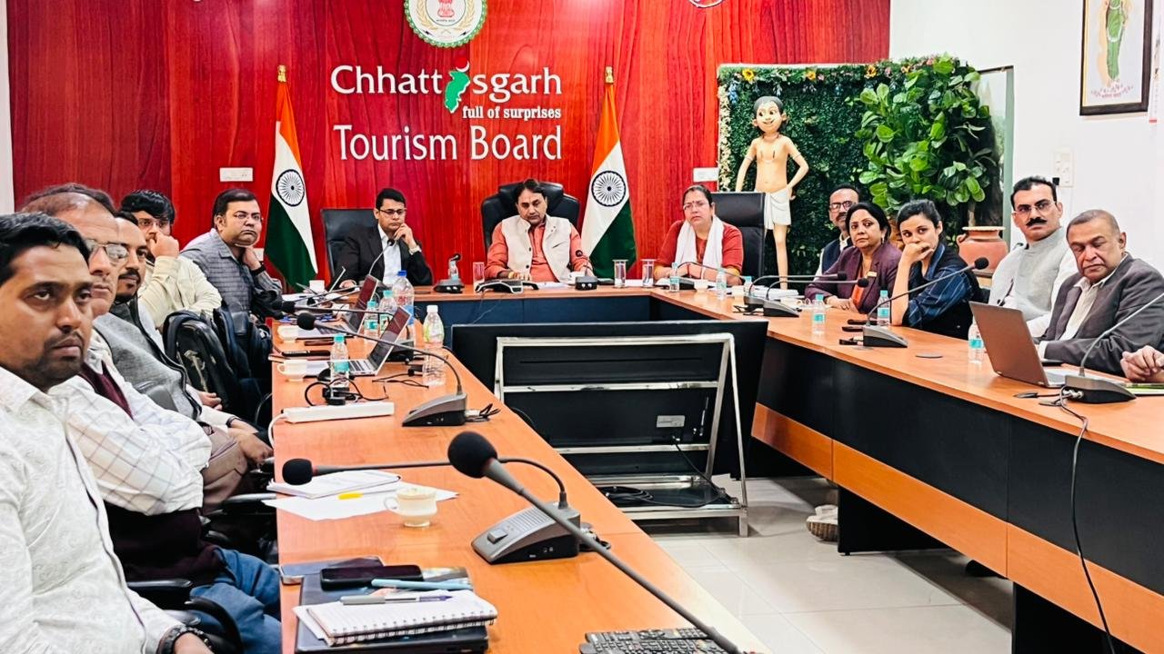 नवा रायपुर में प्रस्तावित चित्रोत्पला फिल्म सिटी के निर्माण के संबध में छत्तीसगढ़ पर्यटन बोर्ड के अध्यक्ष श्री नीलू शर्मा की अध्यक्षता में समीक्षा बैठक आयोजित