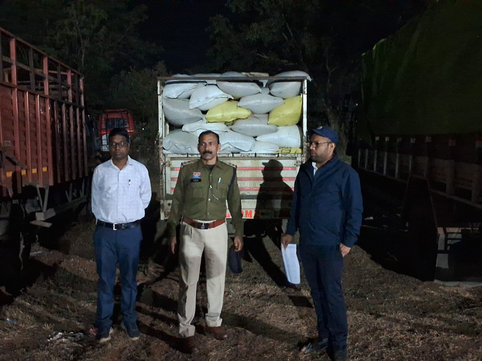 अवैध धान कारोबार पर प्रशासन का शिकंजा, नगरी-मगरलोड में फर्में सील, वाहन जब्त