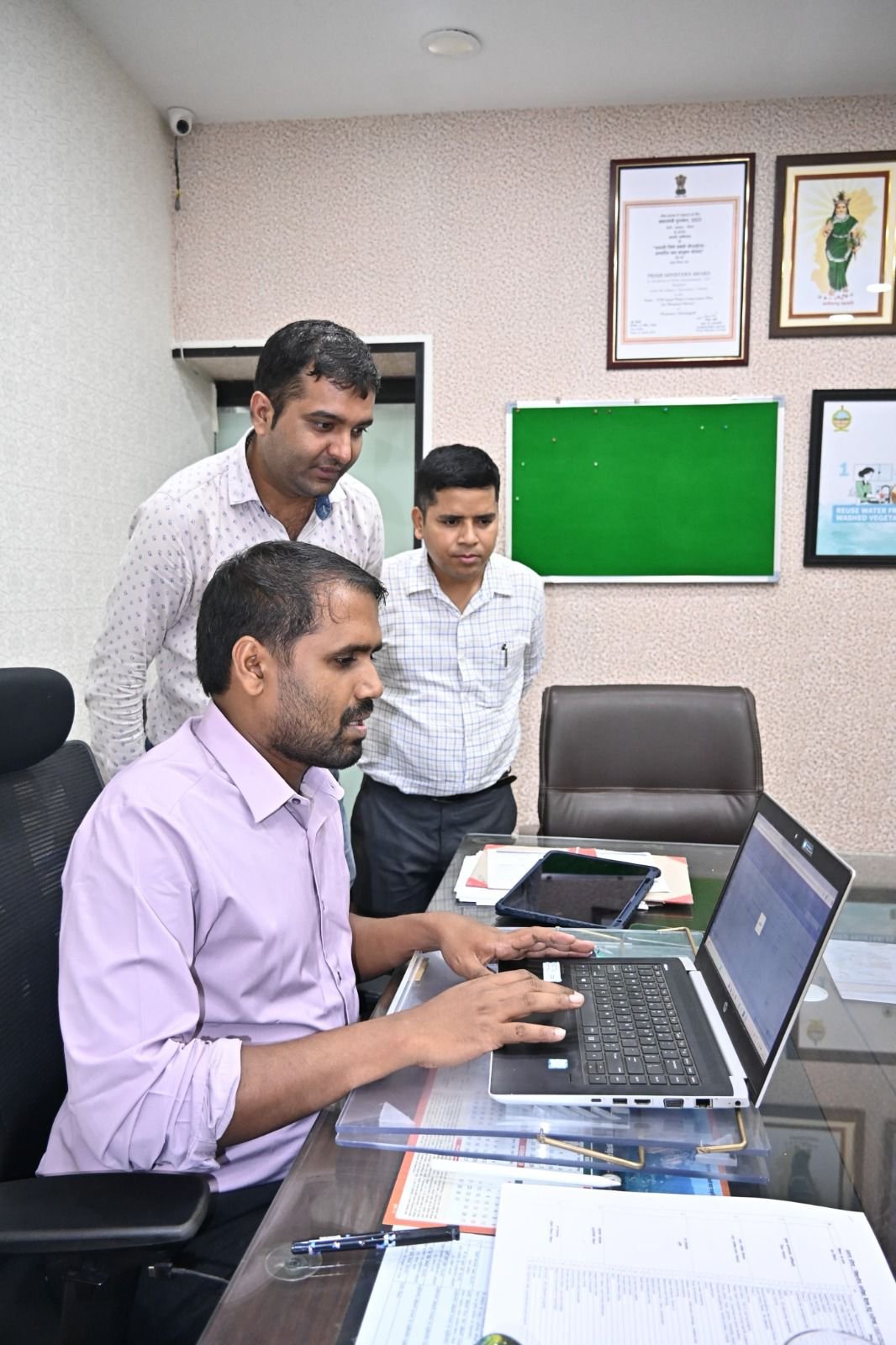 ई-ऑफिस में धमतरी की उल्लेखनीय प्रगति : कलेक्टर श्री मिश्रा के नेतृत्व में डिजिटल प्रशासन की सशक्त पहल