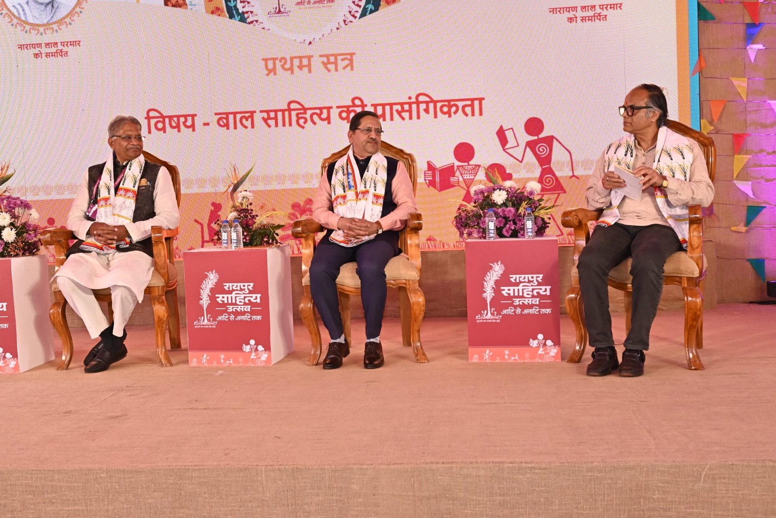 रायपुर साहित्य उत्सव में जितने साहित्य के रंग बिखरे, उतने ही चित्रकला के भी