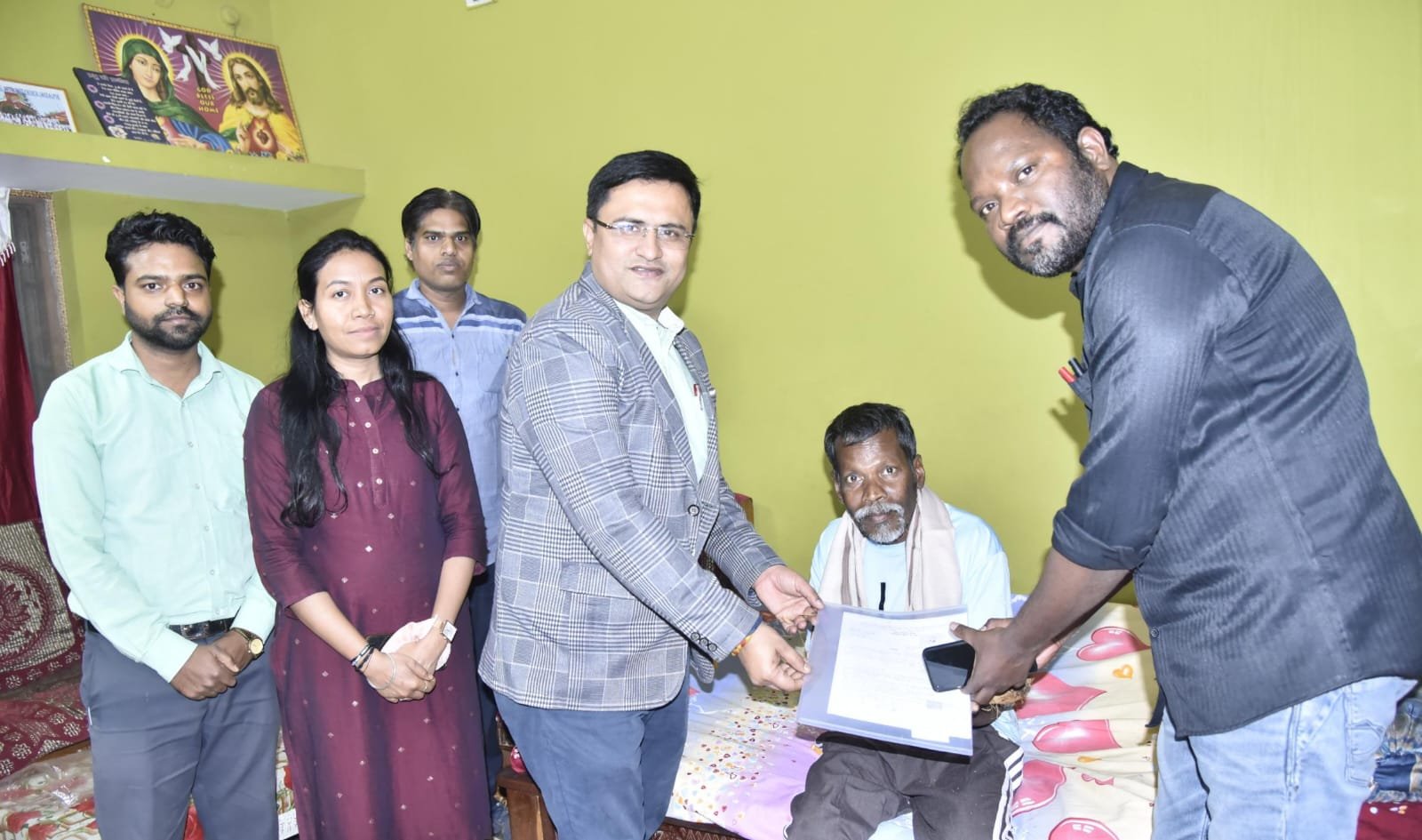 संवेदनशील सुशासन की मिसाल: समारोह में नहीं आ सके सेवानिवृत्त कर्मी, तो प्रशासन स्वयं पहुंचा उनके द्वार