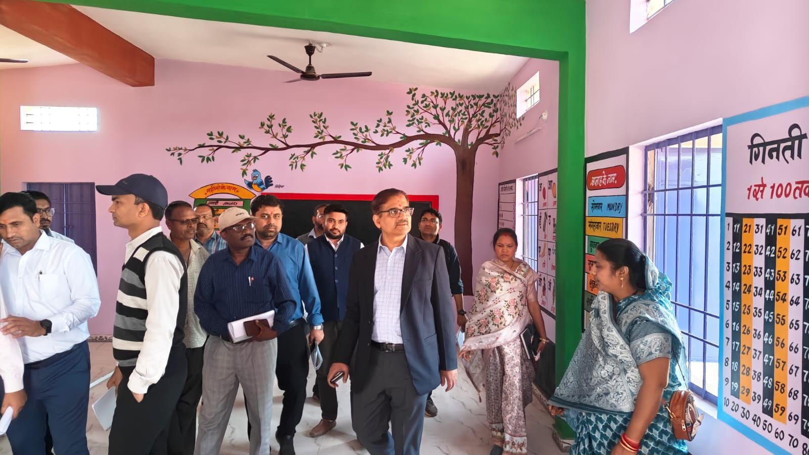 बिहान दीदियों से संवाद, पीएमजीएसवाई सड़क व आंगनबाड़ी केंद्रों का निरीक्षण