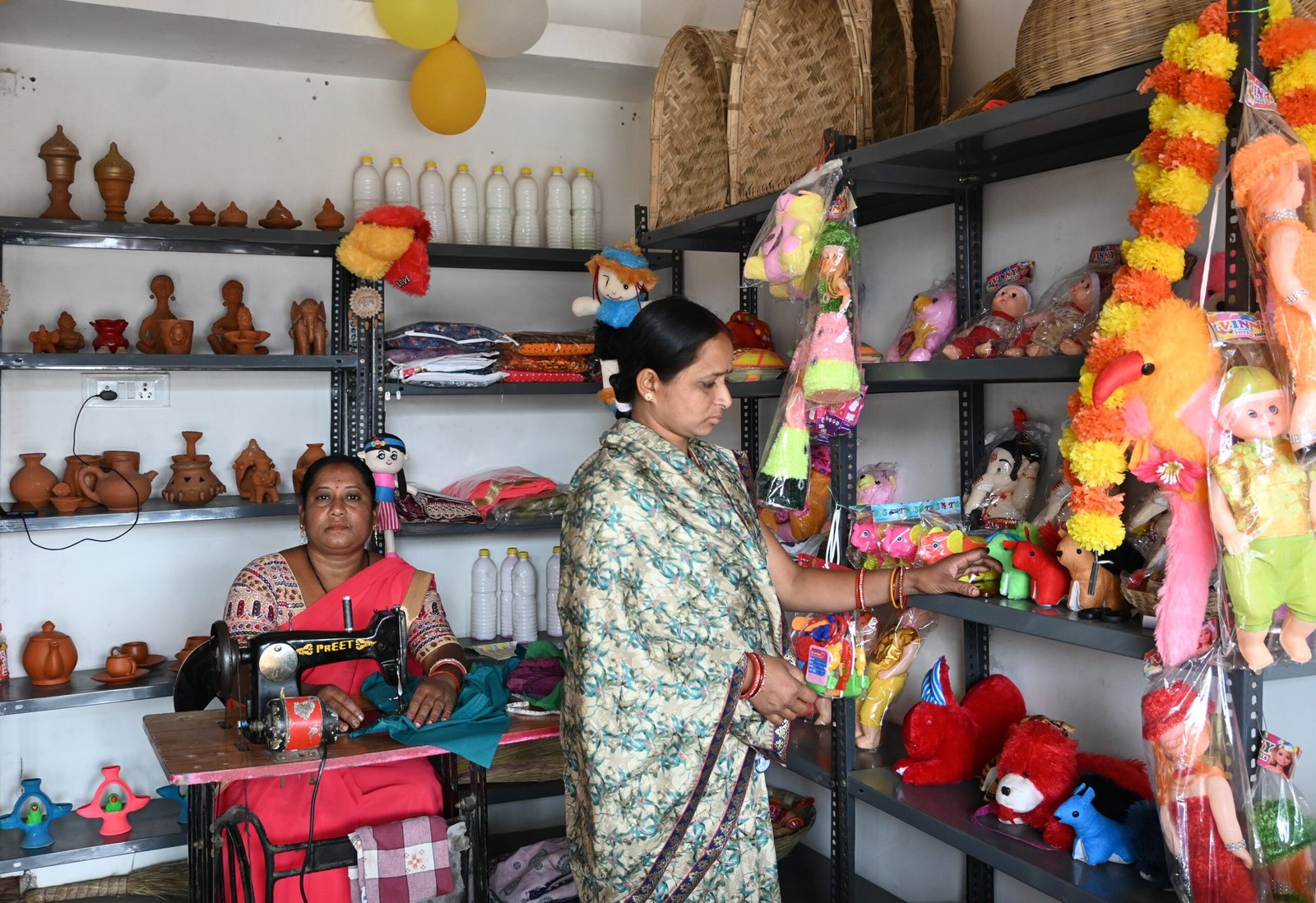 महासमुंद में बिहान योजना से महिलाएं हो रही आत्मनिर्भर  खल्लारी में महिला आजीविका दुकान से रोजगार हुआ सुनिश्चित