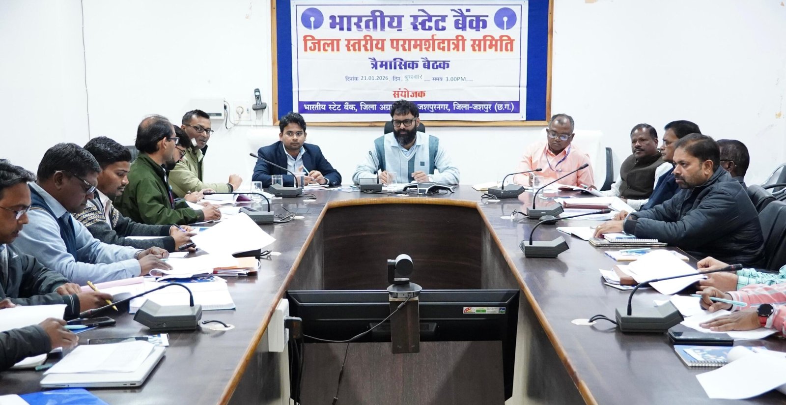 पात्र हितग्राहियों को ऋण प्रदाय करने में बरतें उदारता, ताकि योजनाओं के लाभ से कोई ना हो वंचितः कलेक्टर रोहित व्यास