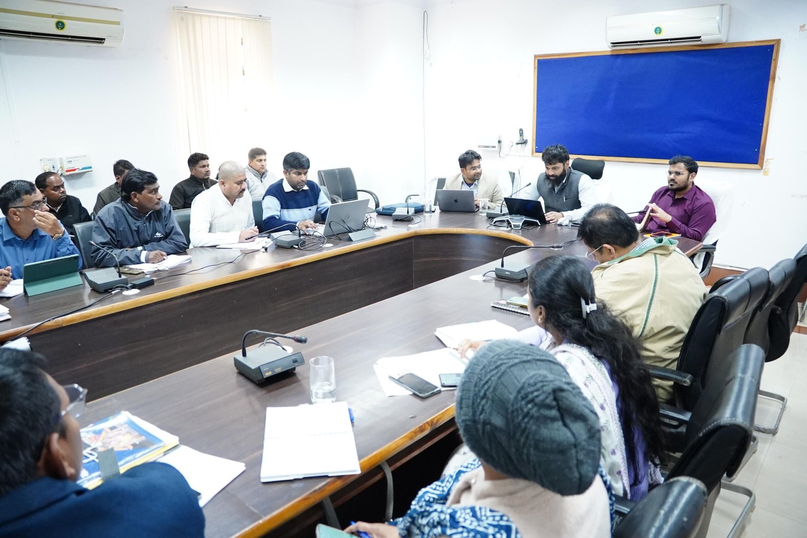 शिविरों में प्राप्त आवेदनों का त्वरित निराकरण करें सुनिश्चित : कलेक्टर  रोहित व्यास कलेक्टर ने ग्राम पंचायतों में संचालित विकास योजनाओं की समीक्षा