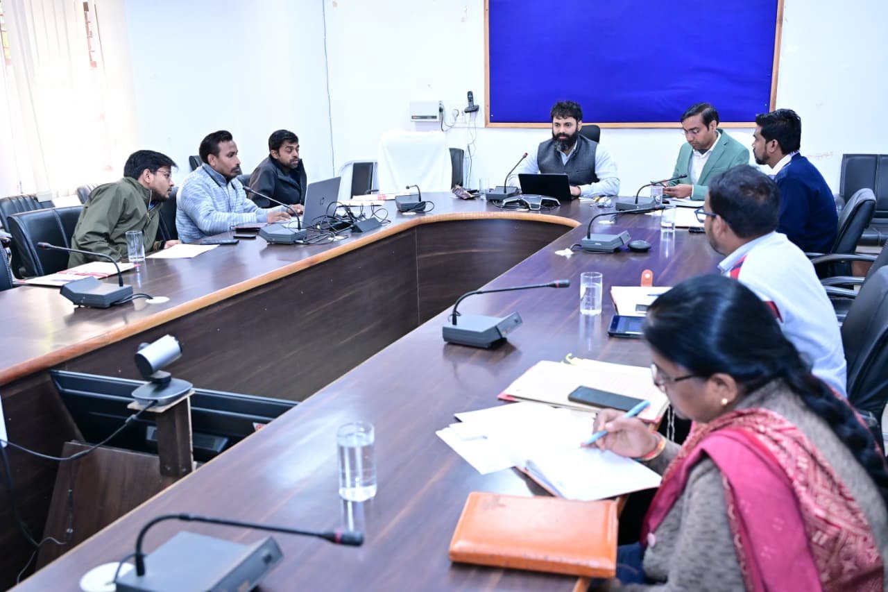 कलेक्टर  रोहित व्यास ने राजस्व विभाग की समीक्षा बैठक ली राजस्व प्रकरणों का शत-प्रतिशत निराकरण समय सीमा में सुनिश्चित करने के दिए निर्देश