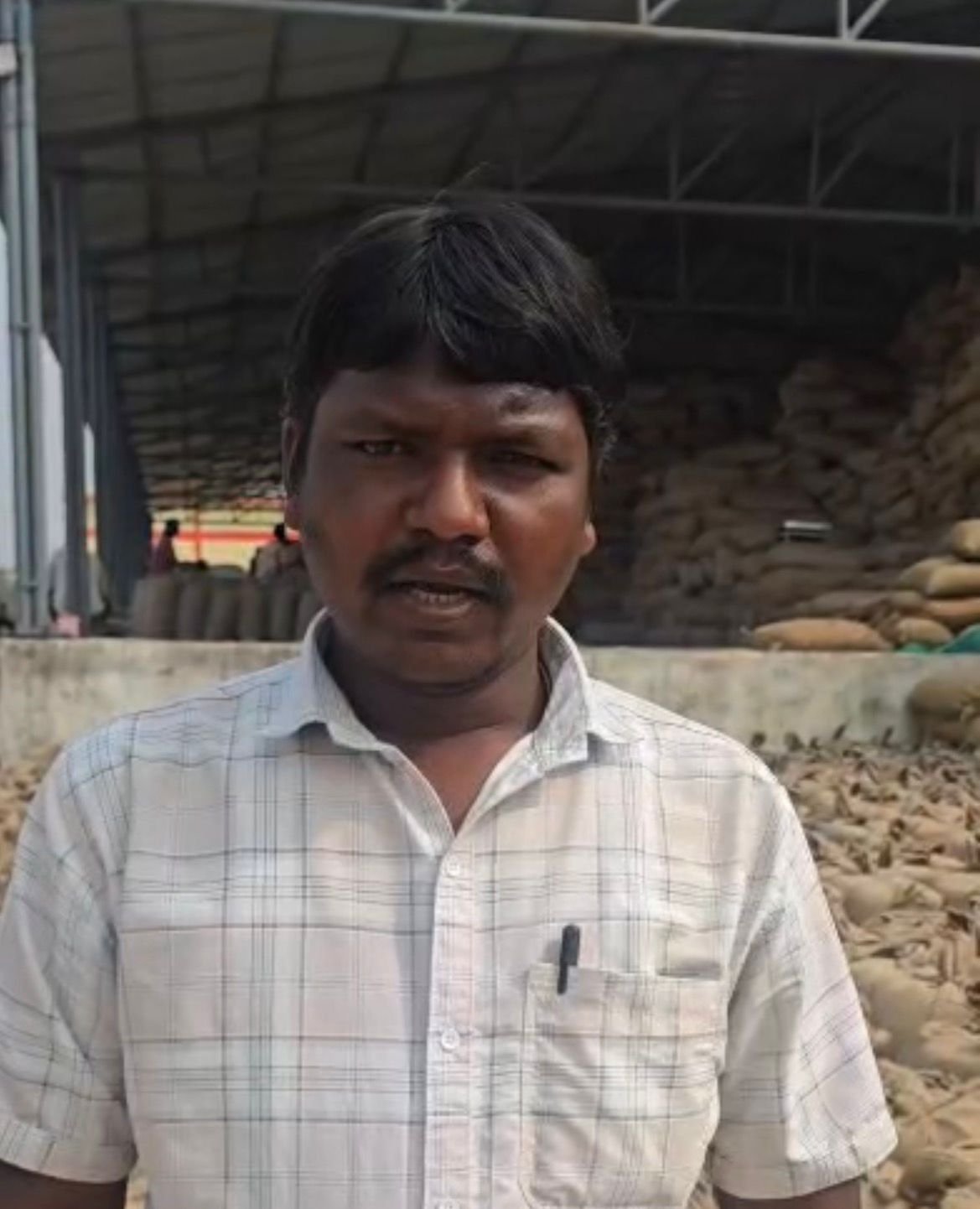 किसान राजकमल ने अपने घर के नजदीक धान खरीदी केंद्र में बेचा अपना धान