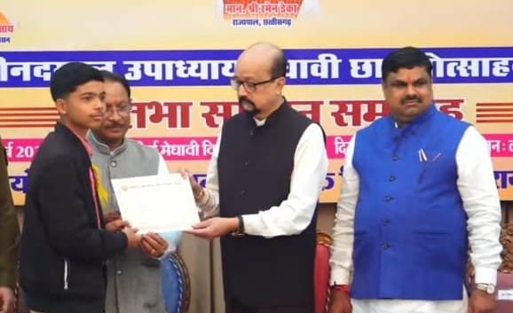 राज्यपाल  रमेन डेका और मुख्यमंत्री विष्णुदेव साय के हाथों जशपुर जिले के मेधावी विद्यार्थियों को राजभवन में मिला सम्मान