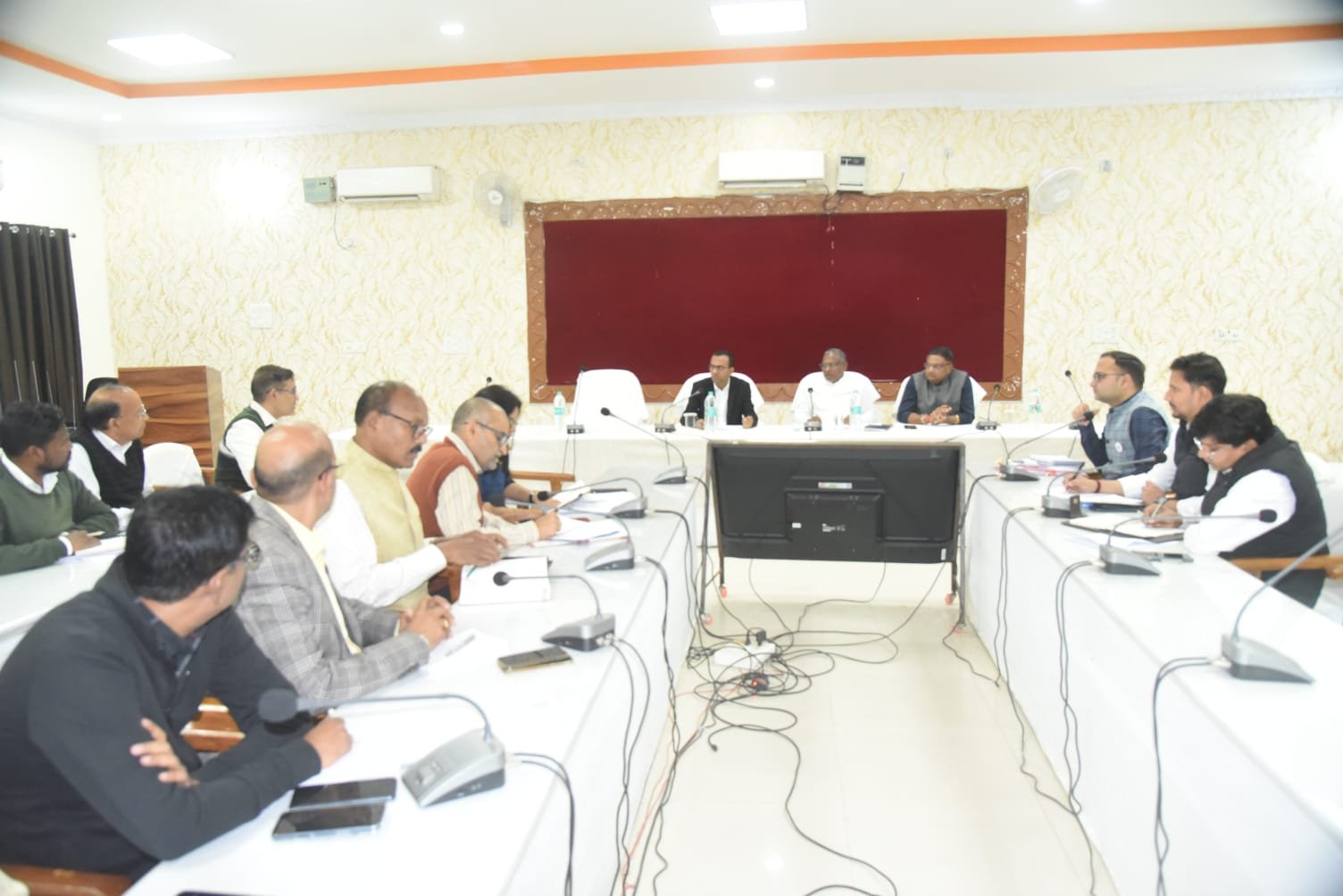 संभागायुक्त की अध्यक्षता में ‘सरगुजा ओलंपिक’ की तैयारियों की संभाग स्तरीय समीक्षा बैठक संपन्न जिलेवार खिलाड़ियों के लिए ‘कलर कोड’ निर्धारित