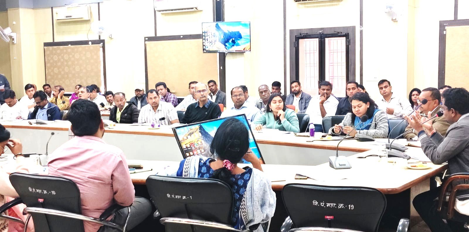 दलहन, तिलहन, मक्का एवं फूलों की खेती अपनाने के लिए कृषकों को प्रोत्साहित करें – सीईओ नंदनवार