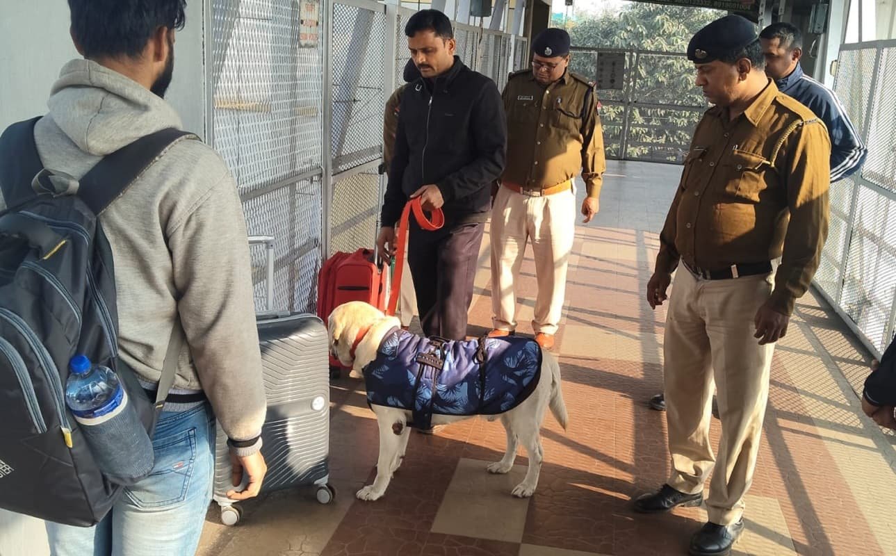 Republic Day: गणतंत्र दिवस से पहले बंगाल के कई रेलवे स्टेशनों पर बढ़ाई गई सुरक्षा, संदिग्ध बैगों की हो रही जांच