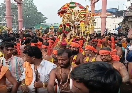 कन्याकुमारी से लेकर पश्चिम बंगाल तक के मंदिरों में उमड़ा आस्था का सैलाब, नए साल पर पहुंचे लाखों श्रद्धालु