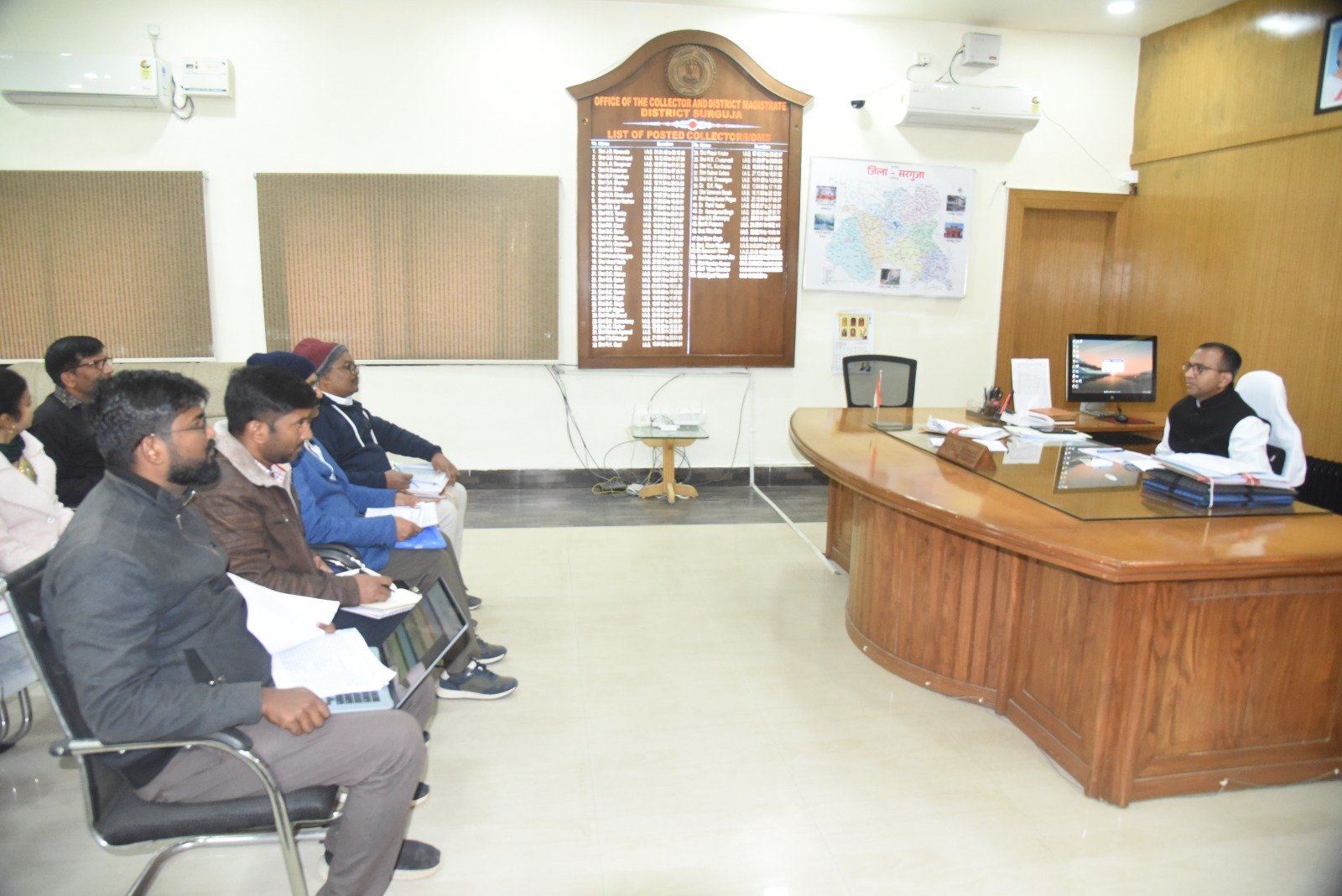 कलेक्टर  अजीत वसंत की अध्यक्षता में जिला जल एवं स्वच्छता मिशन अंतर्गत चल रहे कार्यों की समीक्षा बैठक सम्पन्न निर्धारित मापदण्ड अनुसार गुणवत्तापूर्ण ढंग से सभी कार्य पूर्ण कराए जाने के दिए निर्देश